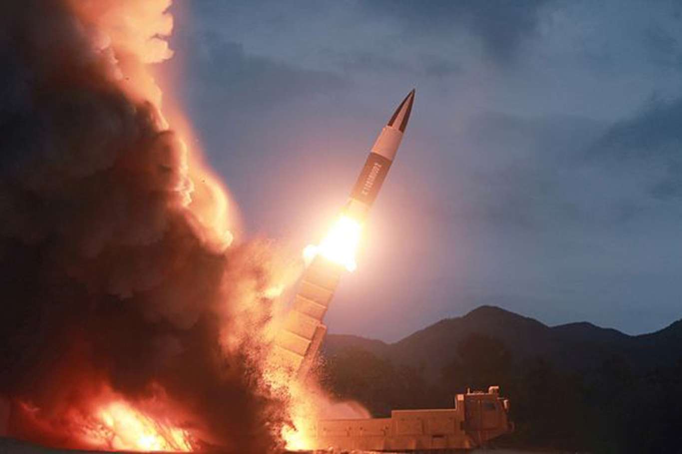 كوريا الشمالية تقوم بتجربة صواريخ "باليستية" 